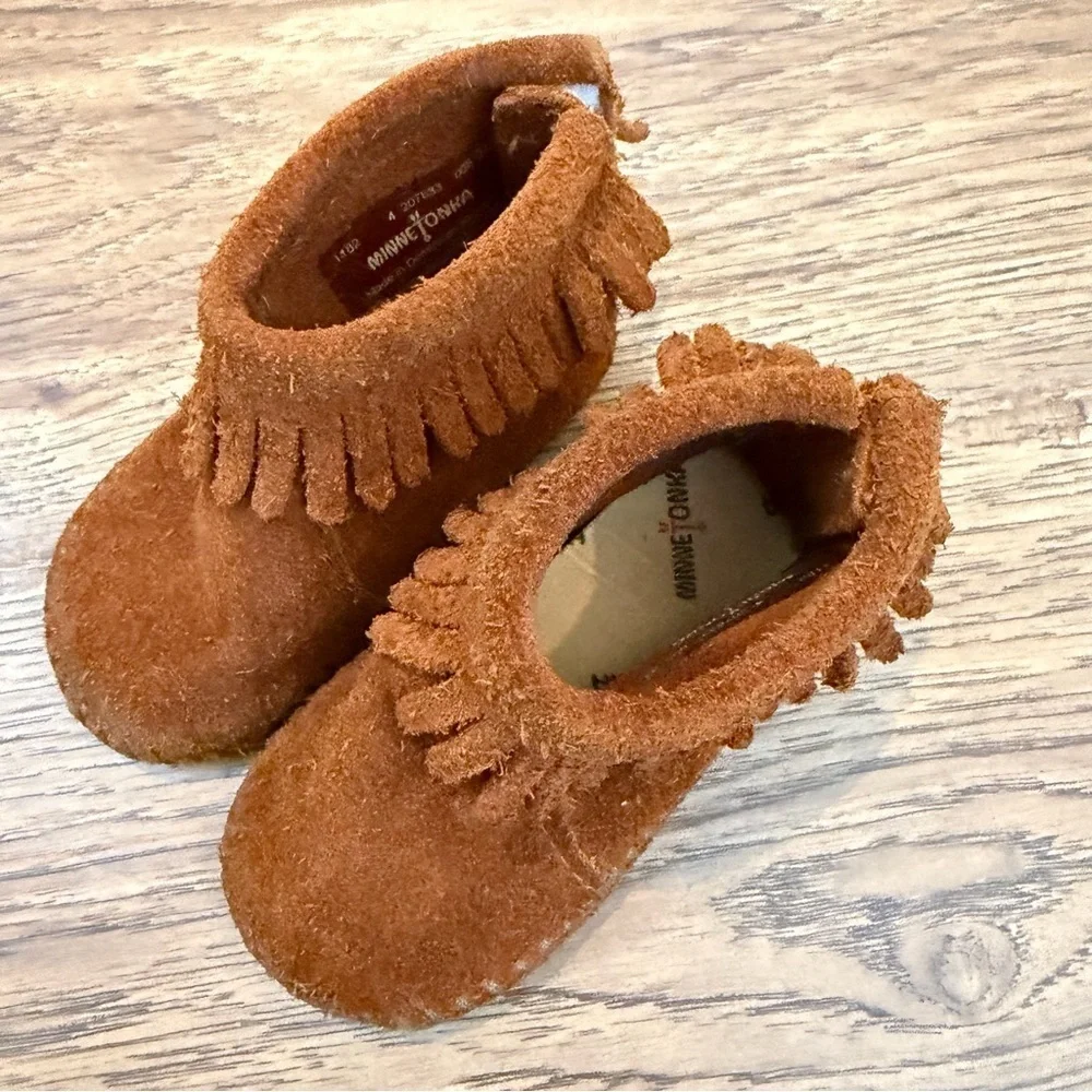 Minnetonka Toddler Fringe Boots 4 EUC